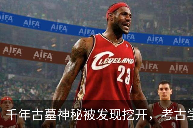 千年古墓神秘被发现挖开，考古学家亲自进入墓室勘探，推开墓门惊见后面竟还站着一个人